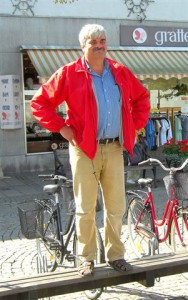 Håkan Juholt som agitator på torget i Nybro