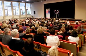 300 åskådare applåderade när fullmäktiges ordförande Bernt Jonsson tackade för föreläsningen